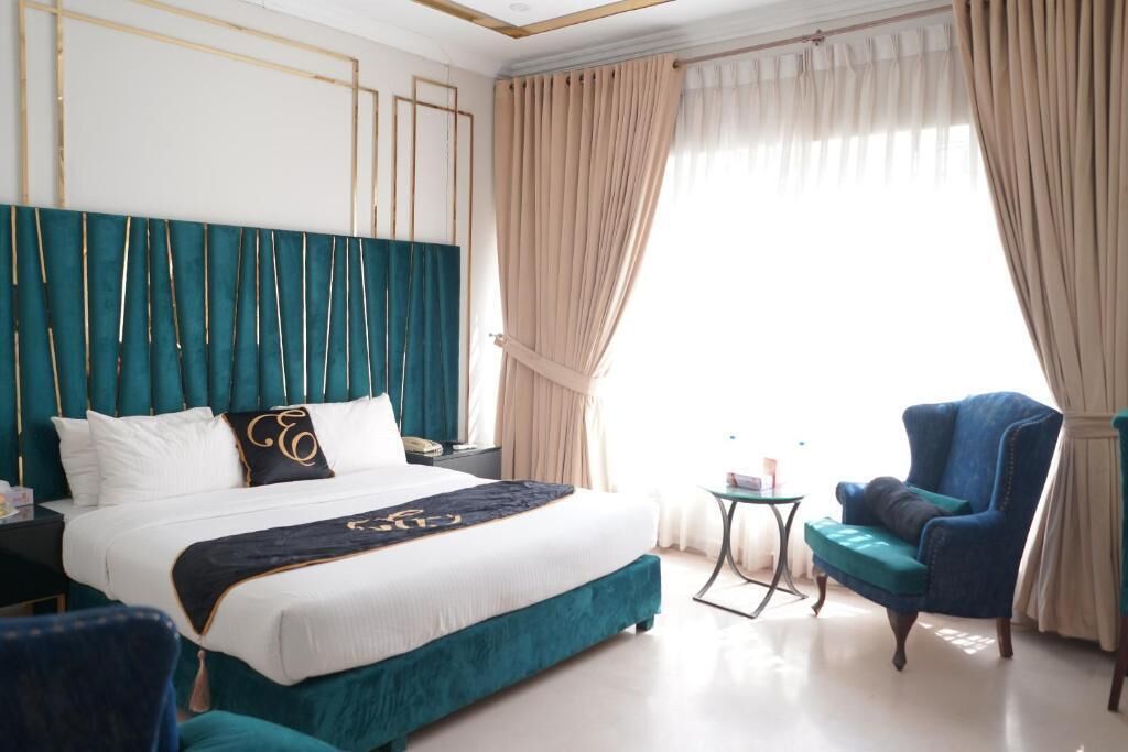 Suite Eksekutif, pemandangan kebun | Brankas, meja kerja, ruang kerja ramah laptop, dan kedap suara