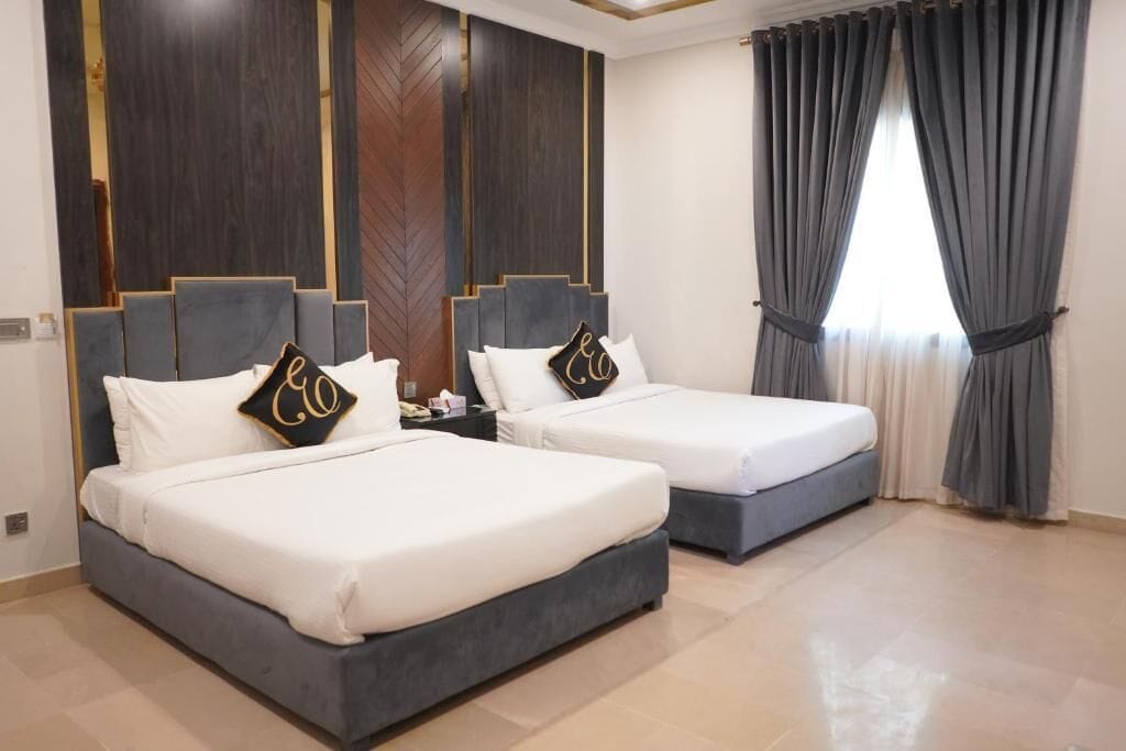 Kamar Quadruple Eksekutif | Brankas, meja kerja, ruang kerja ramah laptop, dan kedap suara