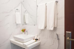 Gratis toiletartikelen, een haardroger, pantoffels, handdoeken