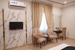 Executive Double Room | In-room safe, desk, laptop workspace, soundproofing