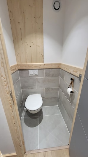 SĂšche-cheveux, savon, papier toilette