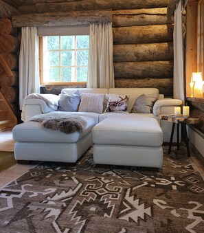 TV, fireplace - Authentic Lapland Log Cabin, Private Sauna & Fireplace & Northern Lights in Ruka (Kuusamo)