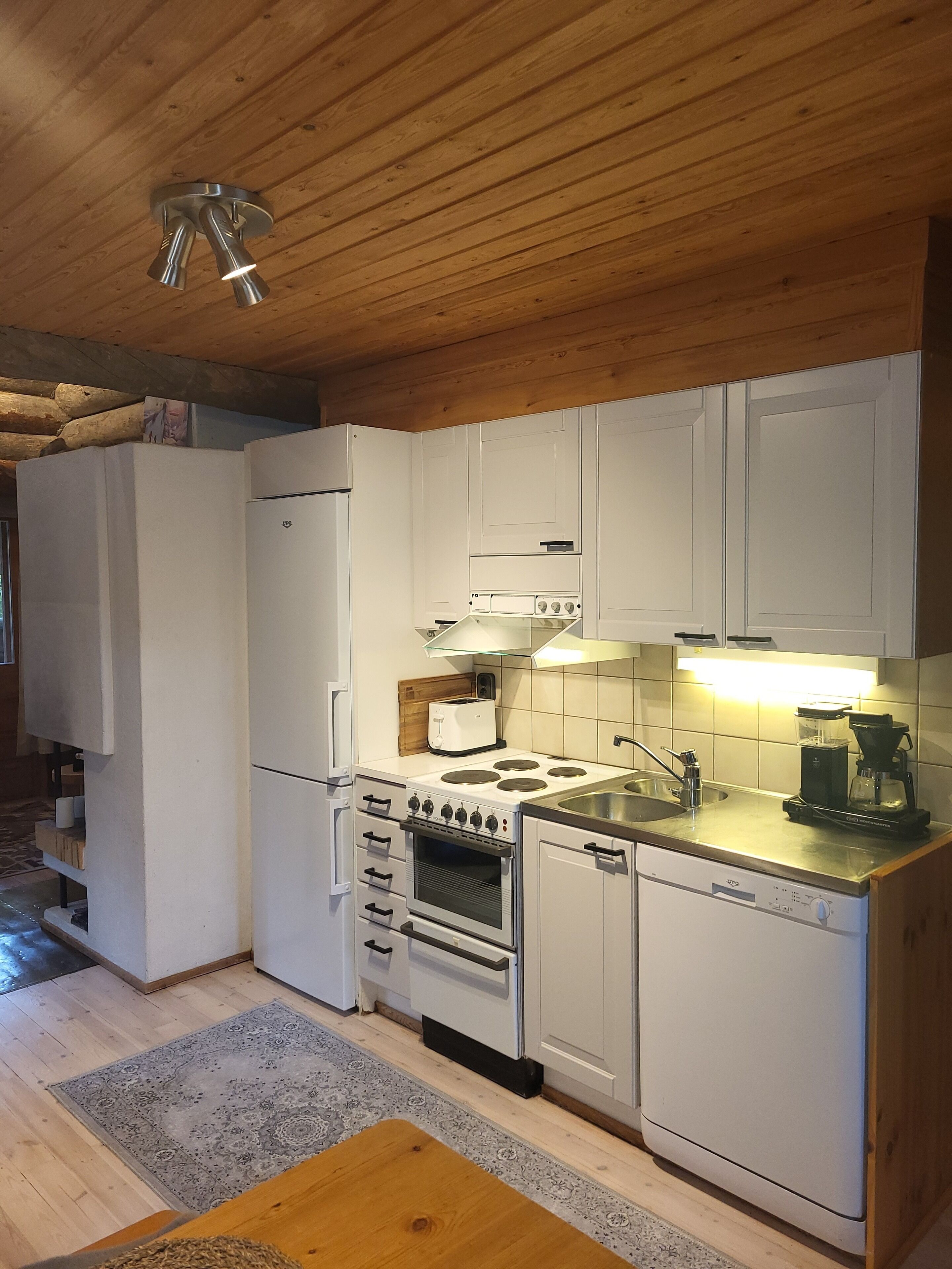 Mikrovågsugn, ugn, spishäll och diskmaskin