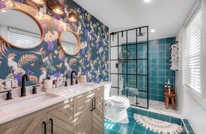 Shower, hair dryer, bidet, towels