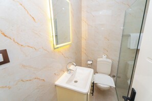 Apartamento luxo, sacada, vista para a montanha | Banheiro | Produtos de toalete grátis, secador de cabelo, sabonete, shampoo