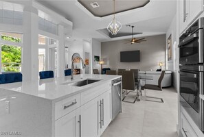 Mikrobølgeovn, ovn, kokeplater og oppvaskmaskin