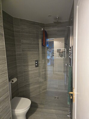 مناشف، صابون، ورق حمّام