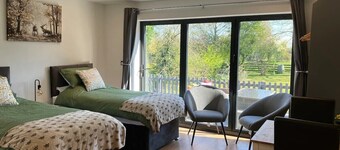 Cotswolds Gateway with Stunning Rural Views"