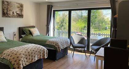 Cotswolds Gateway with Stunning Rural Views"