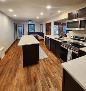 Refrigerador, microondas, horno y parrilla de estufa 