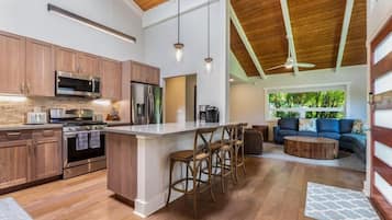 Geladeira, micro-ondas, fogão, cooktop