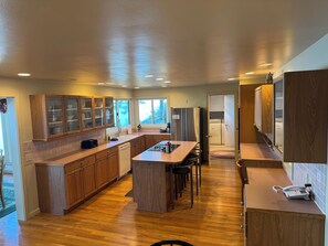 Four à micro-ondes, un four, surface de cuisson, lave-vaisselle