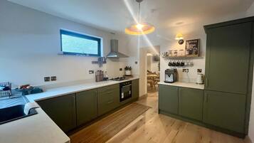 Frigorífic, microones, forn i placa de cuina