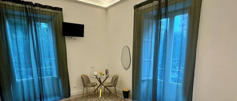 Doppia Deluxe, 1 letto queen, vista città | Una scrivania, Wi-Fi gratuito