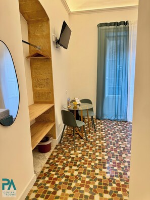 Standard Double Room, City View | Meja, Wi-fi percuma