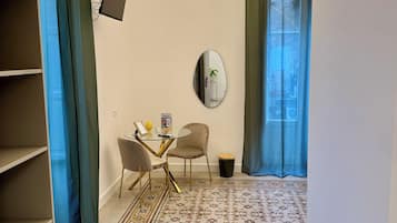 Deluxe tweepersoonskamer, 1 queensize bed, uitzicht op stad | Een bureau, gratis wifi