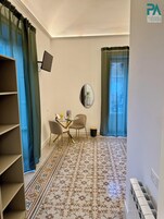 Kahden hengen deluxe-huone, 1 keskisuuri parisänky, kaupunkinäköala | Työpöytä, ilmainen Wi-Fi