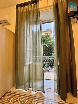 Deluxe Double Room, 1 Katil Ratu (Queen), City View | Meja, Wi-fi percuma