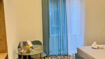 Quarto casal standard, vista para a cidade | Escrivaninha, Wi-Fi de cortesia