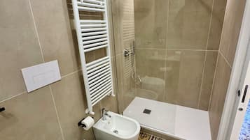Deluxe-Doppelzimmer, 1 Queen-Bett, Stadtblick | Badezimmer | Duschwanne, Haartrockner, Handtücher, Seife