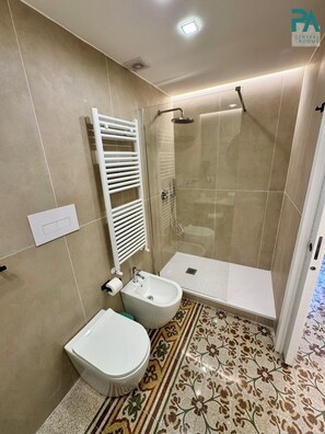 Deluxe Double Room, 1 Katil Ratu (Queen), City View | Bilik Mandi | Gabungan pancuran/tab mandi, pengering rambut, tuala disediakan, sabun