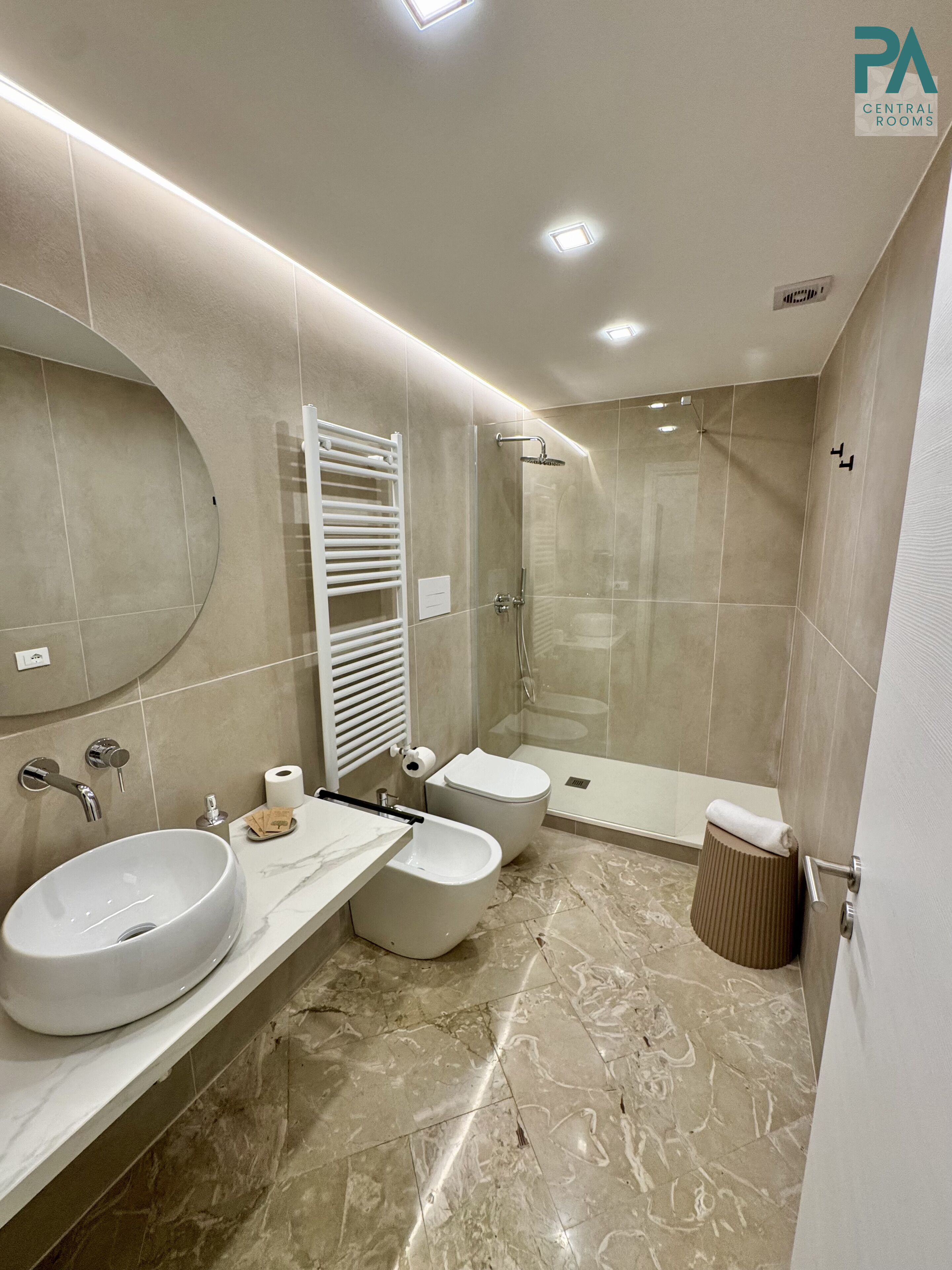 Superior-Doppelzimmer, Stadtblick | Badezimmer | Duschwanne, Haartrockner, Handtücher, Seife