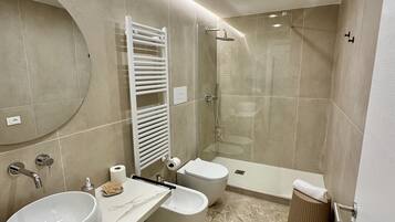 Superior tweepersoonskamer, uitzicht op stad | Badkamer | Een bad/douchecombinatie, een haardroger, handdoeken, zeep