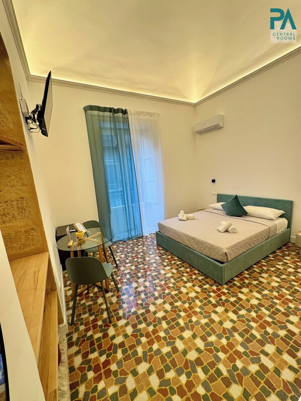Standard Double Room, City View | Meja, Wi-fi percuma
