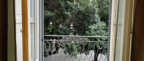 Chambre Double Deluxe, 1 grand lit, vue ville | Terrasse/Patio