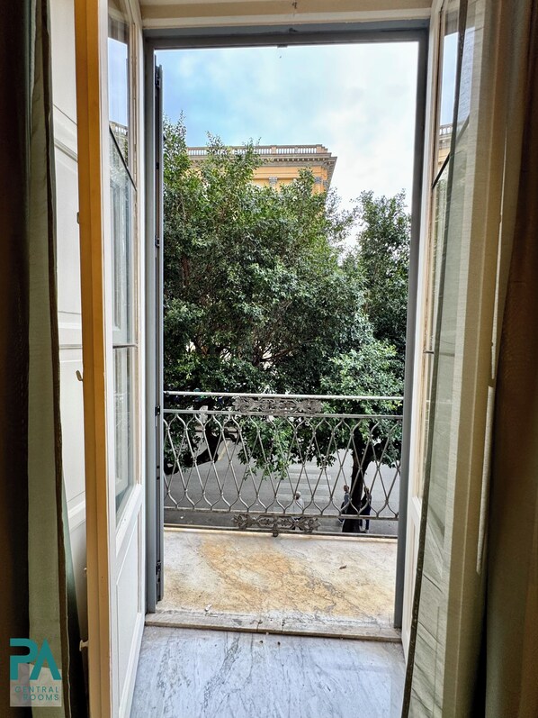 Deluxe-Doppelzimmer, 1 Queen-Bett, Stadtblick | Terrasse/Patio