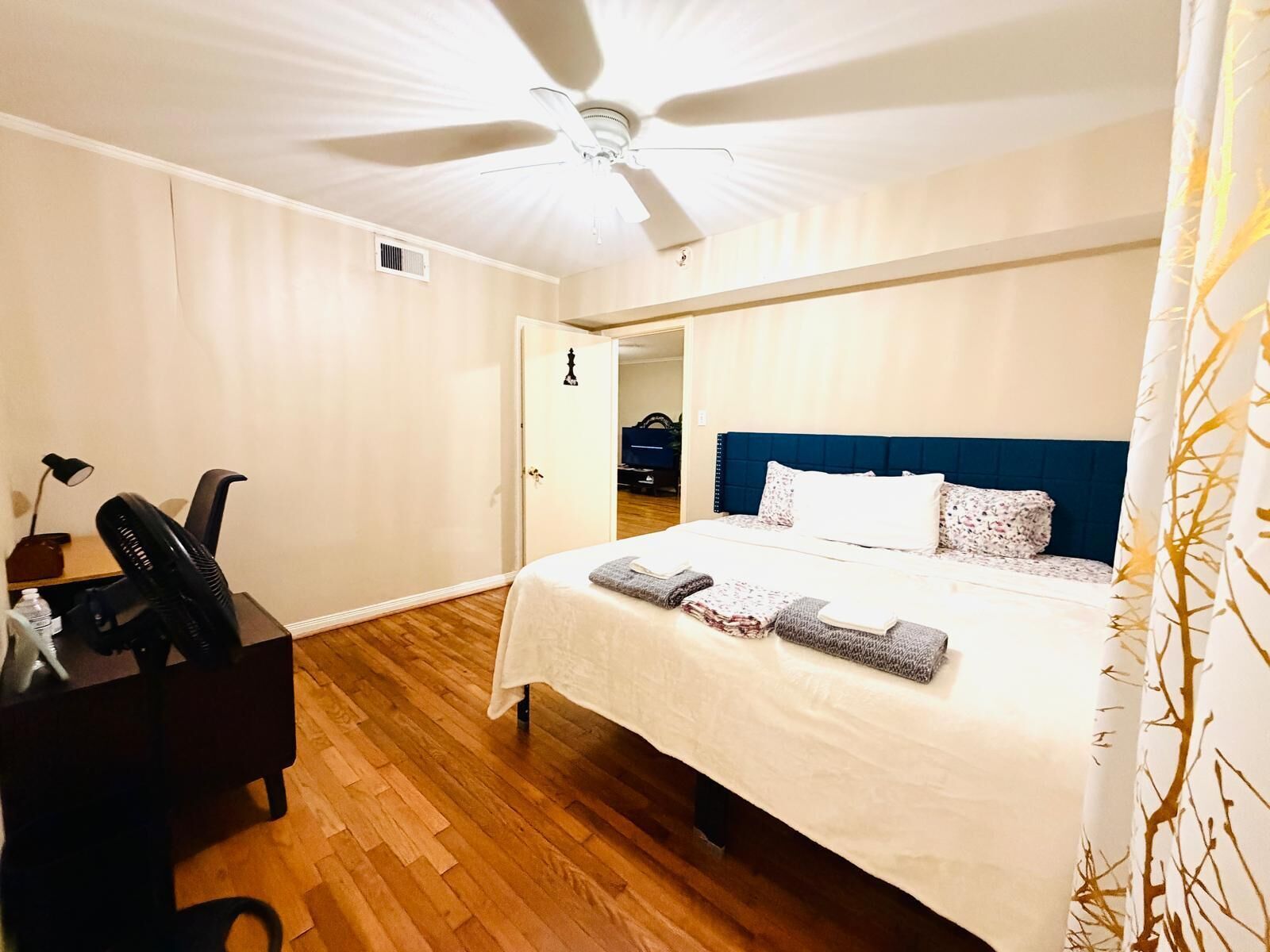 2 habitaciones, caja de seguridad en la habitación y escritorio 