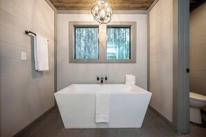 Een douche, een haardroger, handdoeken, shampoo