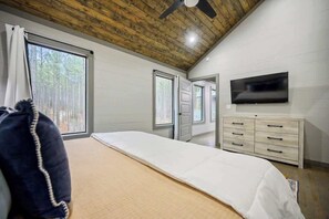 6 bedrooms, desk, iron/ironing board, free WiFi