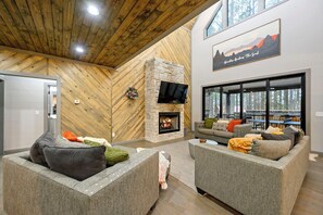 Smart TV, fireplace, ping pong