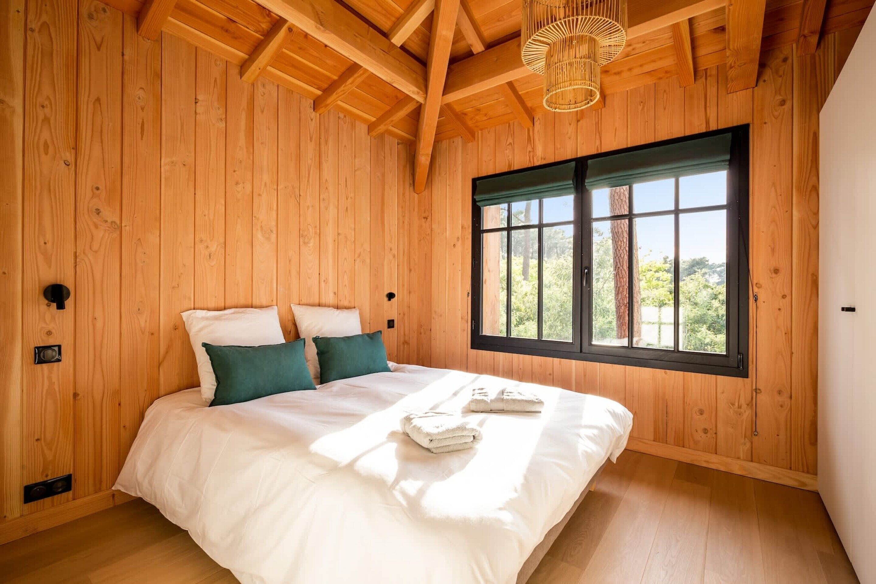 7 bedrooms, iron/ironing board, bed sheets