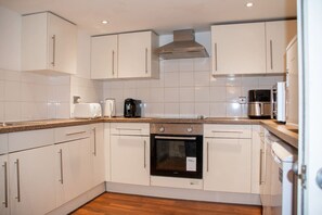 Frigorífico, microondas, horno y placa de cocina