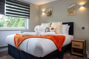5 bedrooms, desk, iron/ironing board, WiFi - Large House | Racecourse & City (Worcestershire)