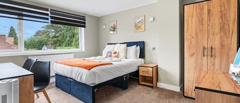 5 habitaciones, escritorio, tabla de planchar con plancha y wifi