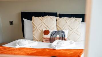 5 bedrooms, desk, iron/ironing board, WiFi