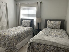 3 dormitorios, tabla de planchar con plancha, Internet y ropa de cama