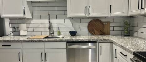 Four Ă micro-ondes, surface de cuisson, lave-vaisselle