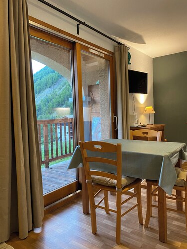 Splendid T2, unobstructed view, snow front, foot of slopes and hike start