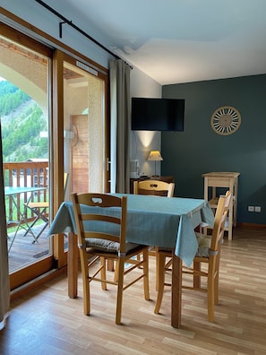 Dining - Splendid T2, unobstructed view, snow front, foot of slopes and hike start (Arvieux)