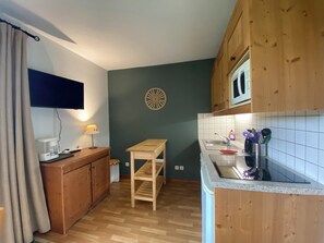 Mikrowelle, Herdplatte, Geschirrspüler