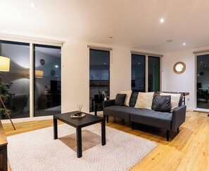 Lejlighed - 2 soveværelser - handicapvenligt - terrasse | Stue | Bøger