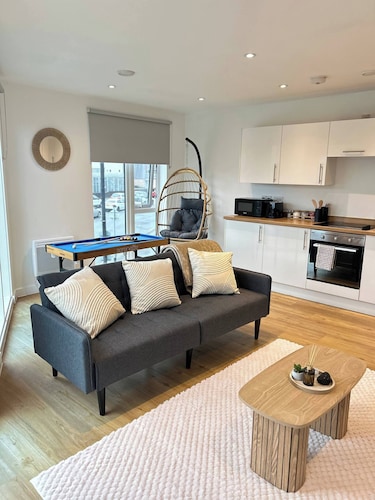 Spacious MCR Apartment - Gym - Terrace - Games Room - Free Secured Parking