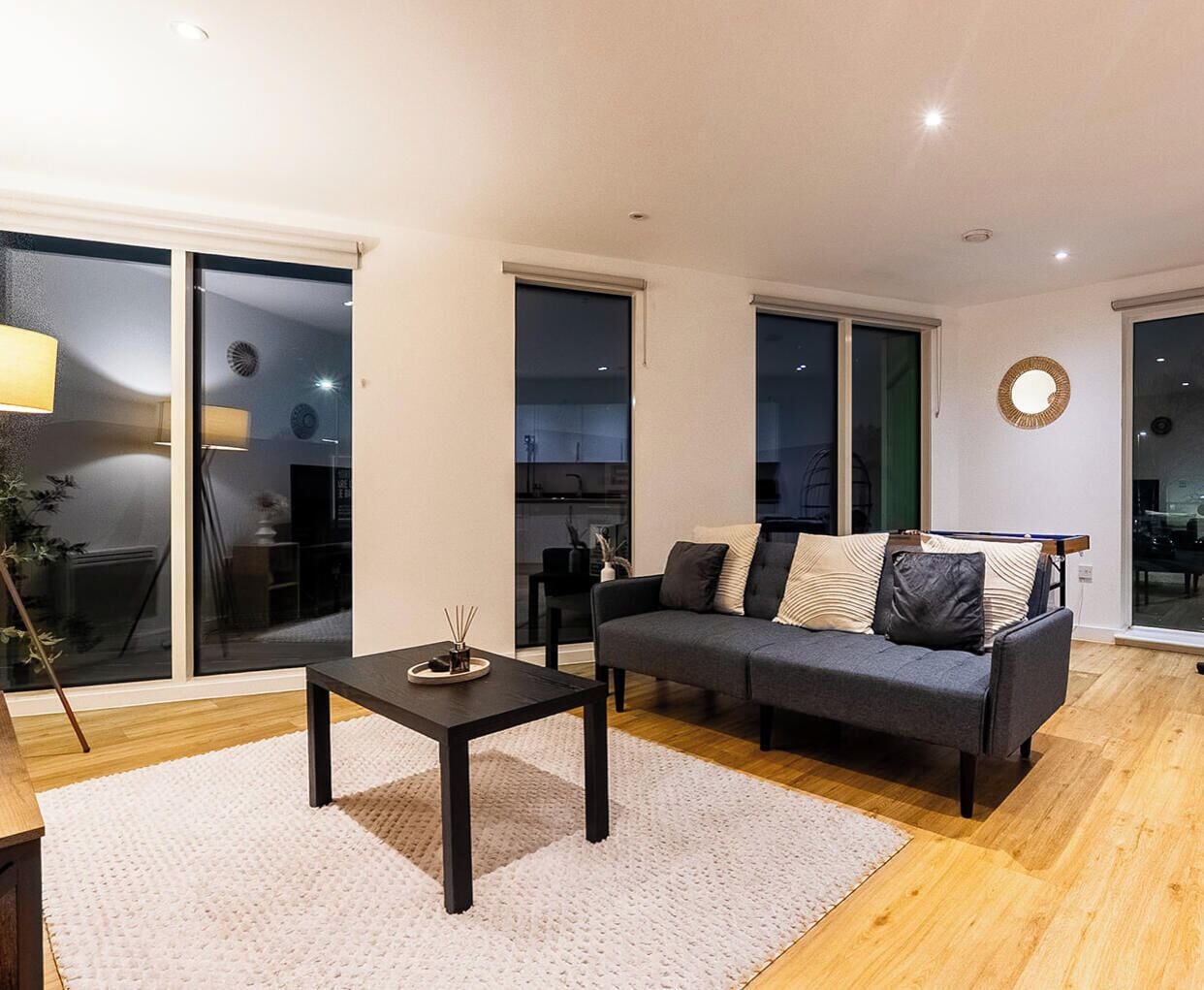 Huoneisto, 2 makuuhuonetta, esteetön, patio | Olohuone | Kirjoja