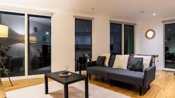 Huoneisto, 2 makuuhuonetta, esteetön, patio | Olohuone | Kirjoja