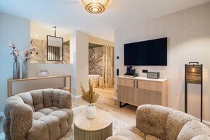 Deluxe-sviitti, 1 suuri parisänky, tupakointi kielletty | Tallelokero huoneessa, pimennysverhot, ilmainen Wi-Fi