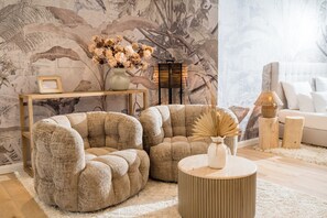 Suite Junior, vue sur le jardin | Literie de qualité, minibar, coffre-fort, décor unique